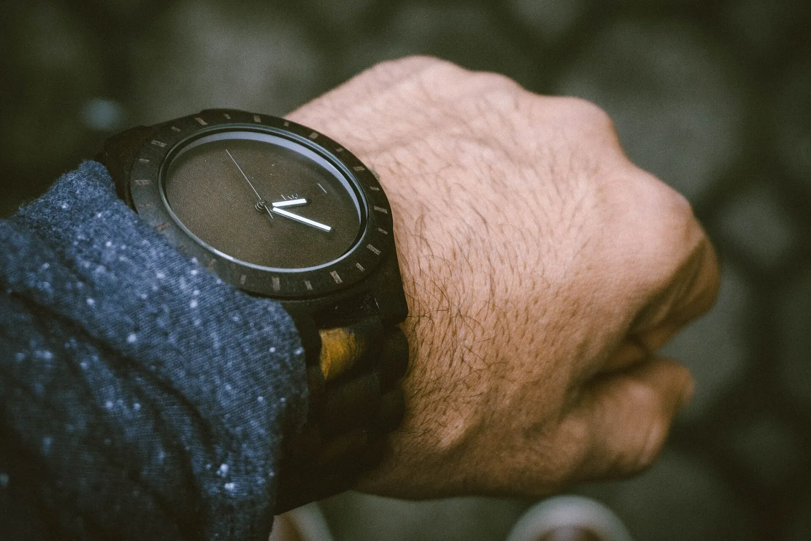 Montre noire au poignet